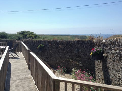Raised decked terrace with outdoor furniture | Purlinney - Trebarwith Farm Cottages, Trebarwith, Delabole
