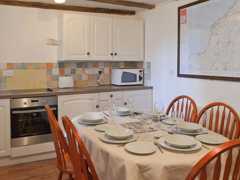 Farmhouse style kitchen/diner | Purlinney - Trebarwith Farm Cottages, Trebarwith, Delabole
