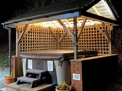 Hot tub | Red Kite Cottage - Mill Farm Holiday Cottages, Heyope, near Knighton