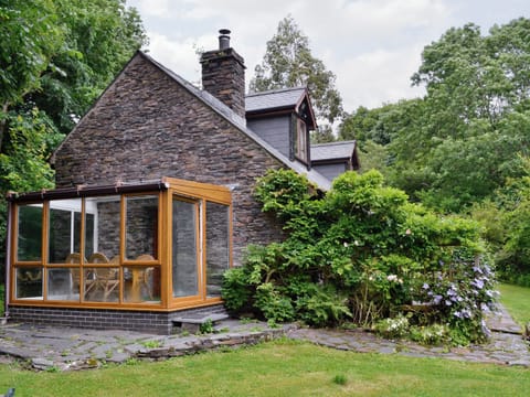 Useful conservatory to side of property | Erw Goed Hen Feudy, Arthog, near Dolgellau