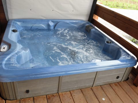 Hot tub | Faulkers Lakes - Hawthorn Lodge, Burgh le Marsh, nr. Skegness
