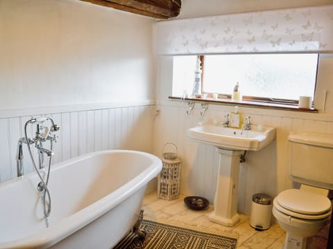 Bathroom | The Hideaway Cottage, Gloucester