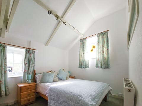 Double bedroom | Y Beudy - Mwdlwscwm Farm, Llannon, Llanelli