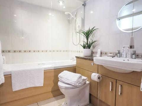 Bathroom | Y Beudy - Mwdlwscwm Farm, Llannon, Llanelli