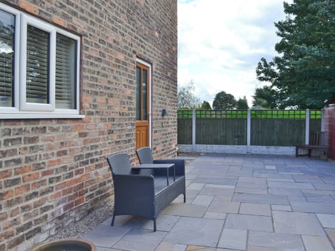 Sitting-out-area | Riverbank Cottage, Althorpe, nr. Scunthorpe