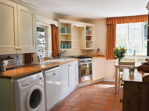 Kitchen | Rose Cottage Number 2, Chipping Campden