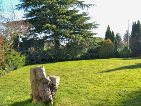 Lovely lawned and flowered gardens | The Bungalow, Pentrich, near Ripley