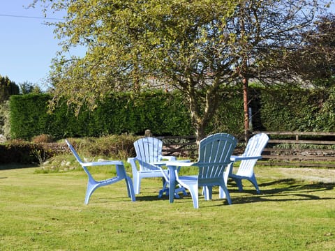  Large garden with garden furniture and barbecue | Nan-Tis, St Issey, near Padstow