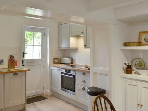 Dining room leading into kitchen | Beehive Cottage, St Breock near Wadebridge