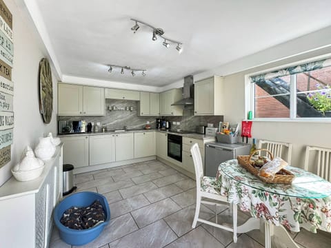 Spacious kitchen/diner | Broadoak Barn, Ellesmere