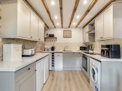 Kitchen | Tawny Owl Barn - Green Farm Holiday Cottages, Cutthorpe, near Chesterfield