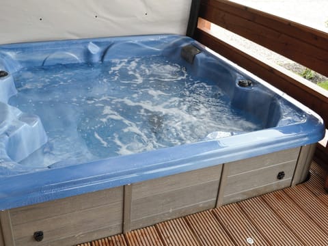 Hot tub | Faulkers Lakes - Willow Lodge, Burgh le Marsh, nr. Skegness