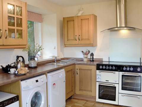 Well equipped kitchen | Dalvanie Mill, Folda, Glenisla