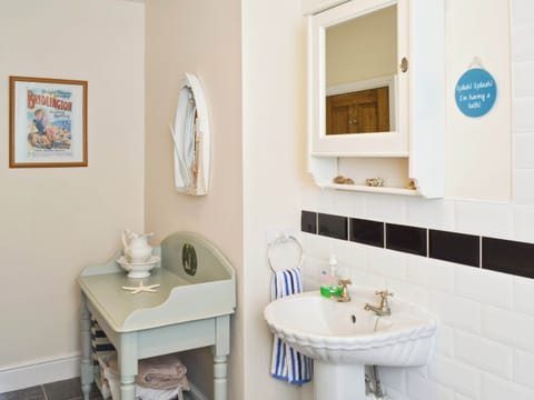 Bathroom | Coble Cottage, Flamborough
