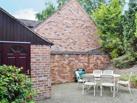 Sitting-out-area | The Limes and Coach House - The Coach House, Swanick, nr. Alfreton