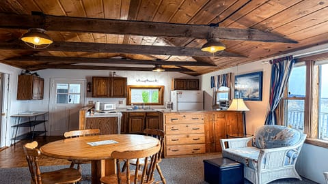 Kitchen / Dining Area
