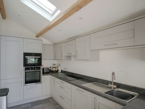 Well equipped kitchen | Is-Helen Cottage, Caernarfon