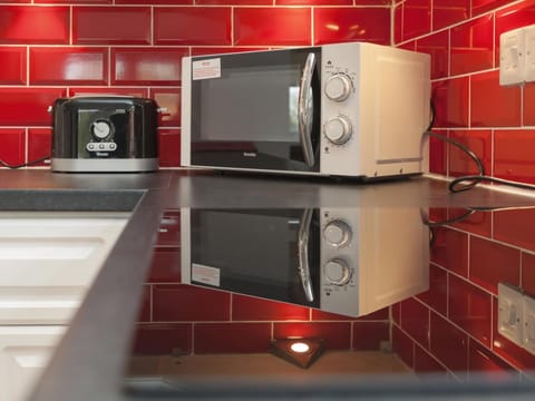 Well-equipped kitchen | Swallows&rsquo; Nest, Wool, near Wareham