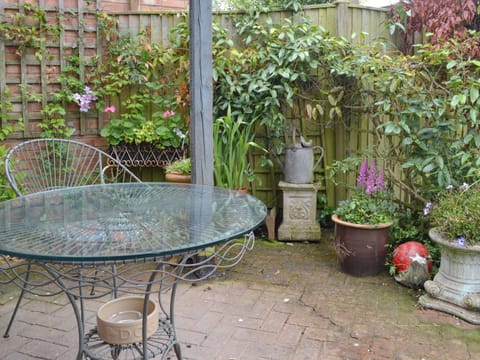 Sitting-out-area | Overland Cottage, Holt