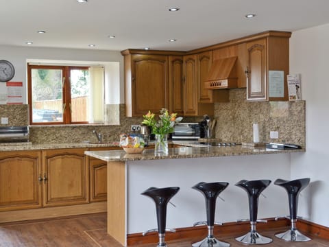 Well-equipped kitchen with breakfast bar | Roslyn Cottage, Hamsterley, near Wolsingham