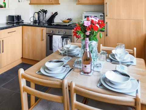 Kitchen/diner | Newquay Holiday Villa, Newquay