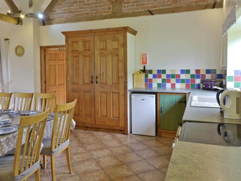 Well-equipped fitted kitchen | The Coach House, Somersal Herbert, near Ashbourne