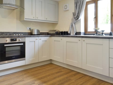 Well-equipped fitted kitchen | The Lodge, Wedmore, near Cheddar