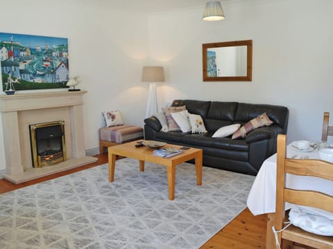 Welcoming living/dining room | Little Tamarisk, Padstow