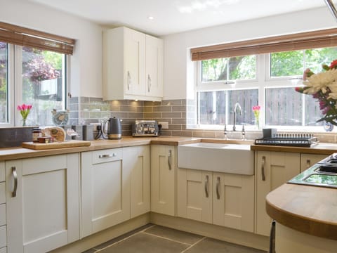 Well-equipped fitted kitchen | Bryn Salem - Cewydd Cottages, Cwm-Cewydd, near Machynlleth