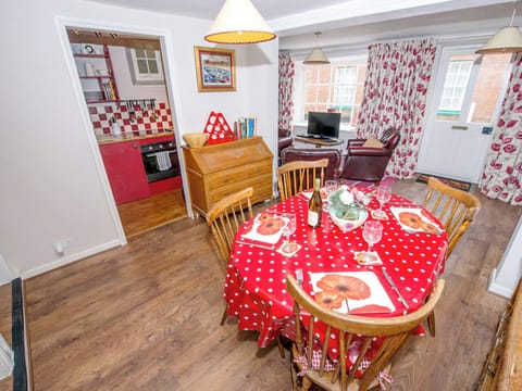 Delightful dining area | The Bittern - Blakeney Quayside Cottages, Blakeney, near Holt