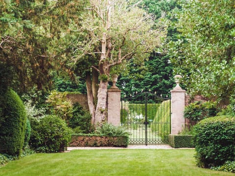 Well-maintained gardens | Hockwold Hall, Hockwold, near Thetford
