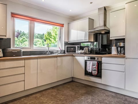 Well-equipped fitted kitchen | Lapwing Rise, Banavie, near Fort William