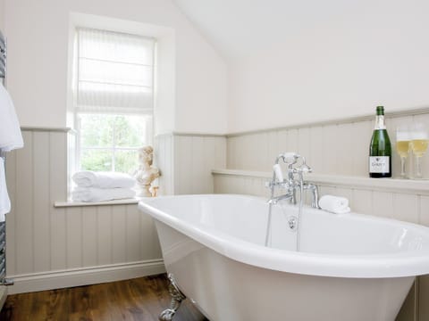 En-suite bathroom with roll-top bath | Garden Cottage, Settrington, near Malton