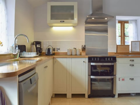 Well equipped kitchen area | The Old Stables, Swerford, near Chipping Norton