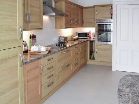 Large kitchen with dishwasher and washing machine | Seaglass, Marazion