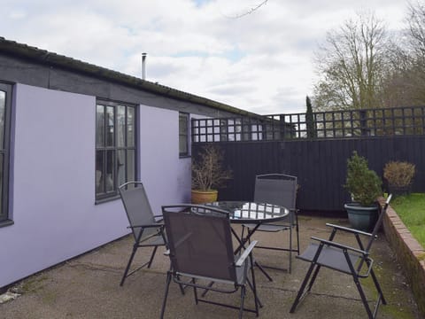 When the weather&rsquo;s nice why not enjoy an alfresco meal on the patio? | Blueberry Cottage, Debenham, near Framlingham