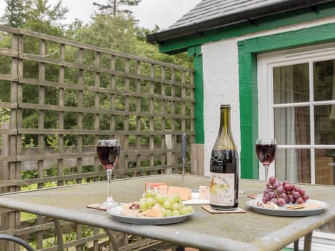 Quaint sitting out area | Bonnie’s Bothy - Invertrossachs Estate Cottages, Invertrossachs, near Callander