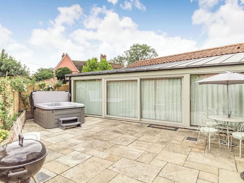 Patio | Woodcrest Barn Cottage - Roydon Retreats, Roydon, near Diss