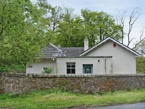 Delightful, secluded property | Fernwoodlea, Oakley, near Dunfermline 
