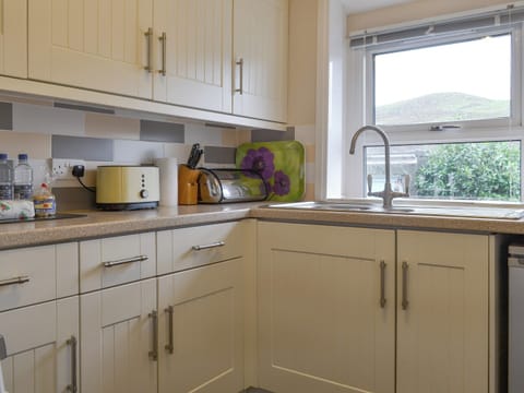 Fully appointed fitted kitchen | Isallt, Nantlle, near Beddgelert