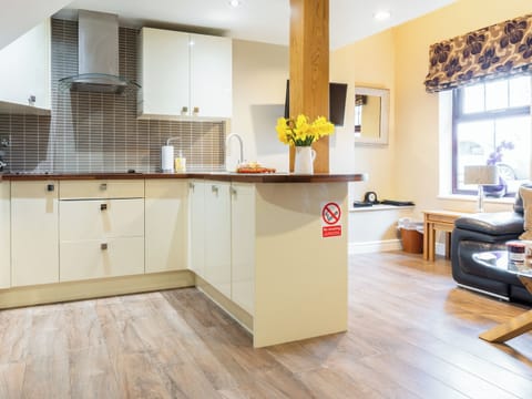Comprehensively equipped modern kitchen | Ty Bach Twt, Dyffryn Ardudwy, near Barmouth