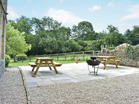 Impressive sitting-out-area | The Farmhouse - Round Chimneys Farm, Glanvilles Wootton, near Sherborne