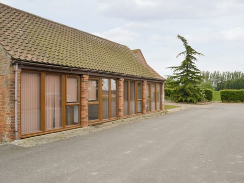 Appealing semi-detached holiday home | Koi Keep - Wallrudding Farm Cottages, Doddington, near Lincoln