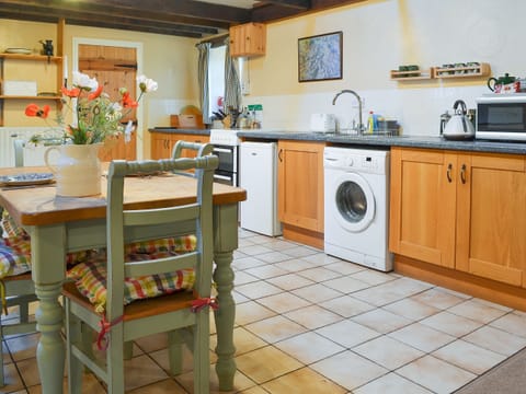Traditional farmhouse style kitchen dining room | Birkerthwaite Barn - Birkerthwaite Cottages, Eskdale