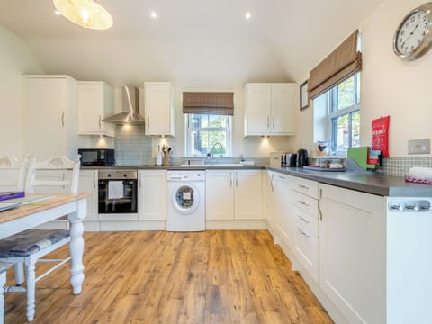 Kitchen/diner | The Old Dairy - Bedborough Farm Cottages, Wimborne