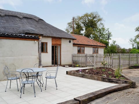 Relaxing sitting-out-area with furniture | The Cowshed, Blofield, near Norwich