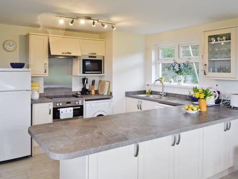 Kitchen/diner | Tregunna Cottage, Edmonton, nr. Wadebridge