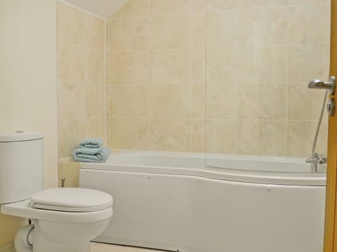 Bathroom with shower over bath | Birch Lodge - Copper Penny Apartments, Chipshop, near Tavistock