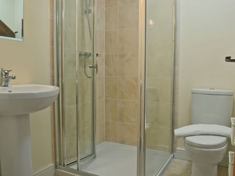 En-suite shower room | Birch Lodge - Copper Penny Apartments, Chipshop, near Tavistock