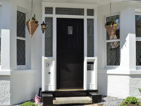 Entrance | Llwynon Cottage, Llandudno